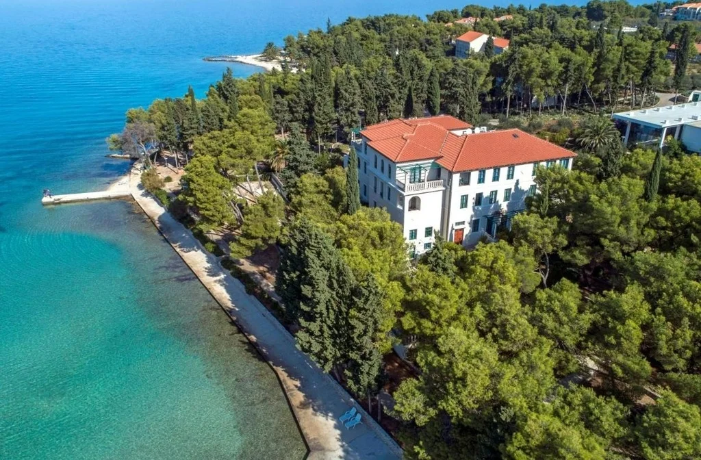 Kroatien Dalmatien Insel Brac Supetar Labranda Velaris Resort Seitlich