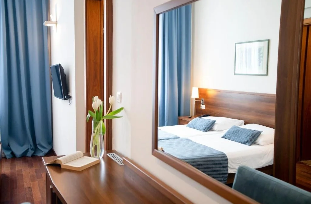 Labranda Velaris Resort Supetar Brac Doppelzimmer Deluxe Meerblick Bett Spiegel
