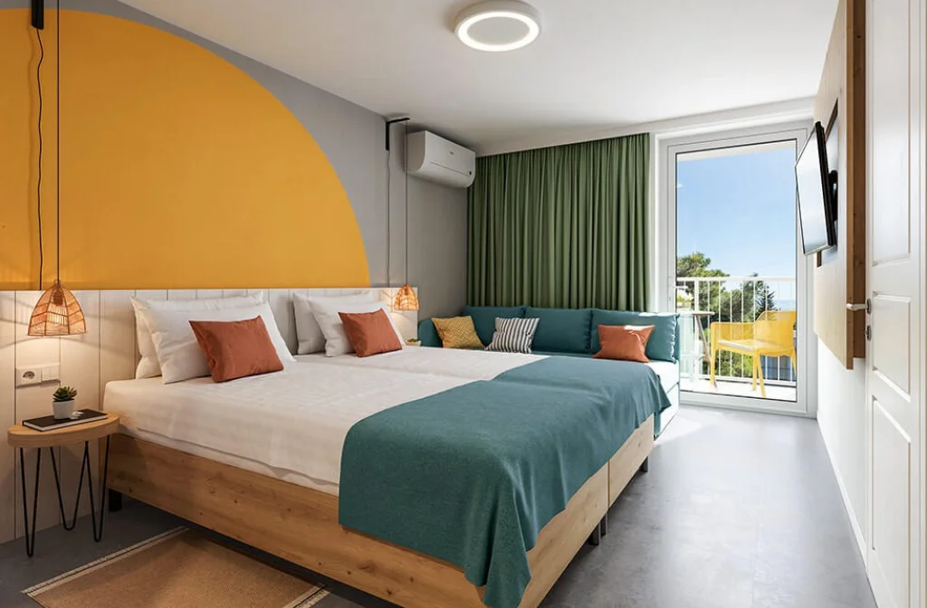 Makarska Sunny Resort Makarska Familienzimmer Superior Balkon Parkblick Bett