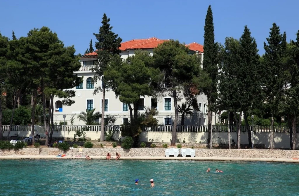 Insel Brac Supetar Bluesun Hotel Villa Vela Luka Aussenansicht